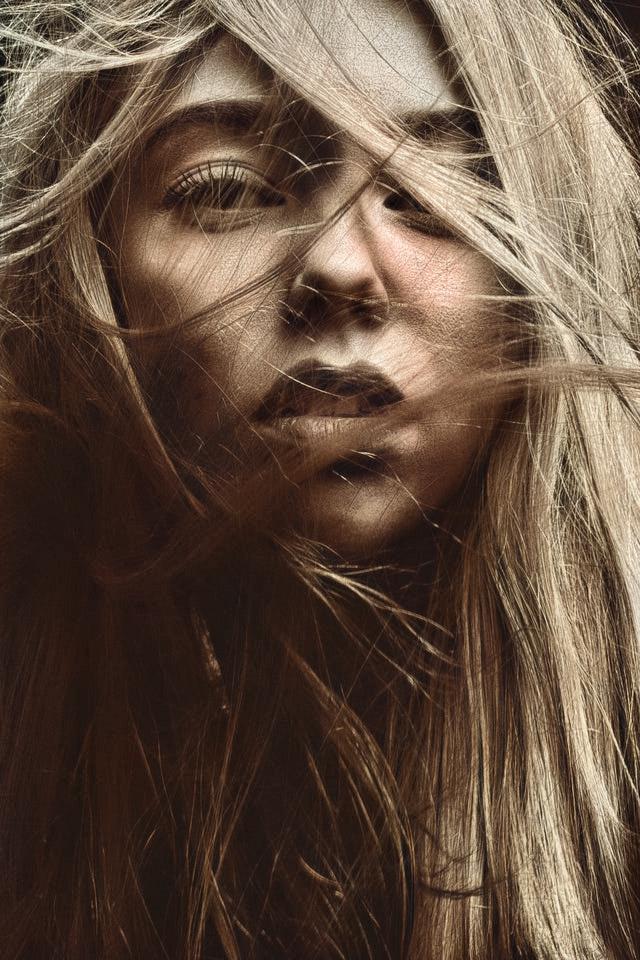 Turn your black and white photos into colourful.