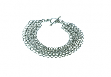 This is a gorgious neckles. After removing the background it looks pretty good.